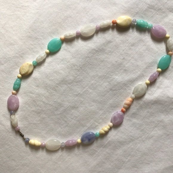 Vintage mixed pastel color, mixed size and shape plastic bead necklace - Picture 4 of 6